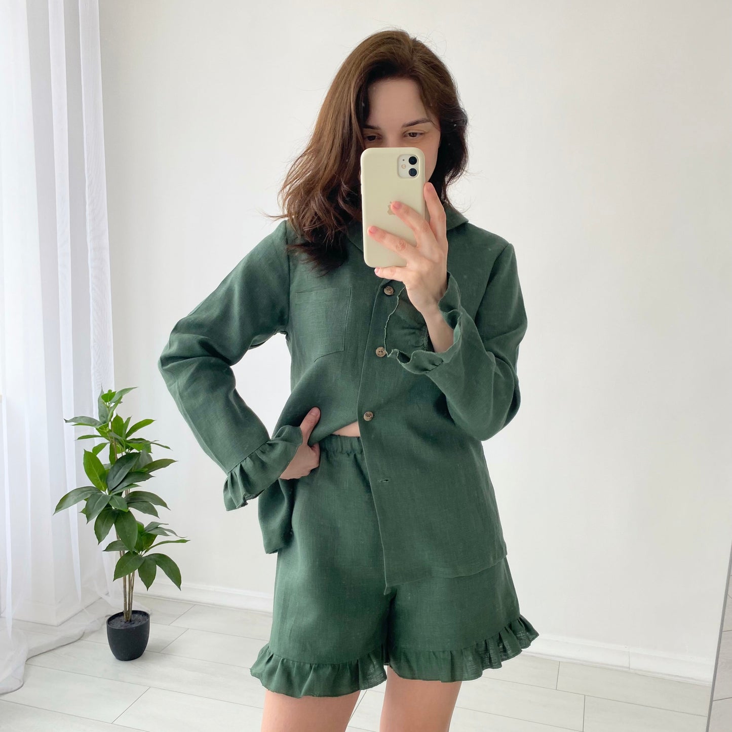 Linen blend shorts with ruffles in green