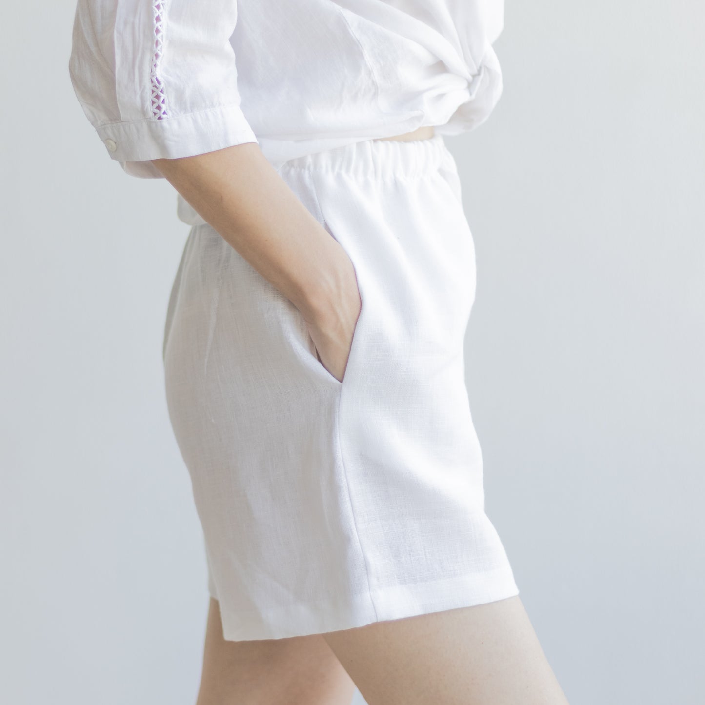 Women's linen shorts in white