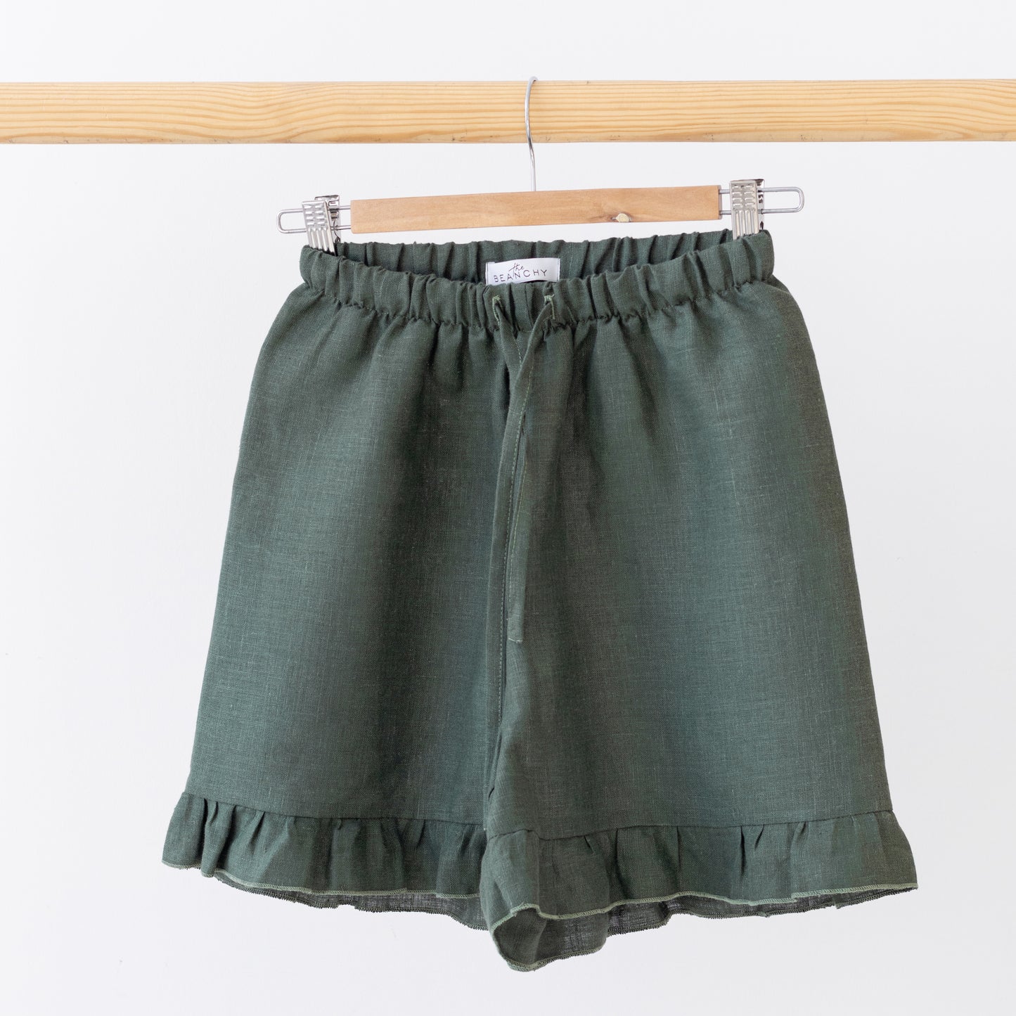 Linen blend shorts with ruffles in green