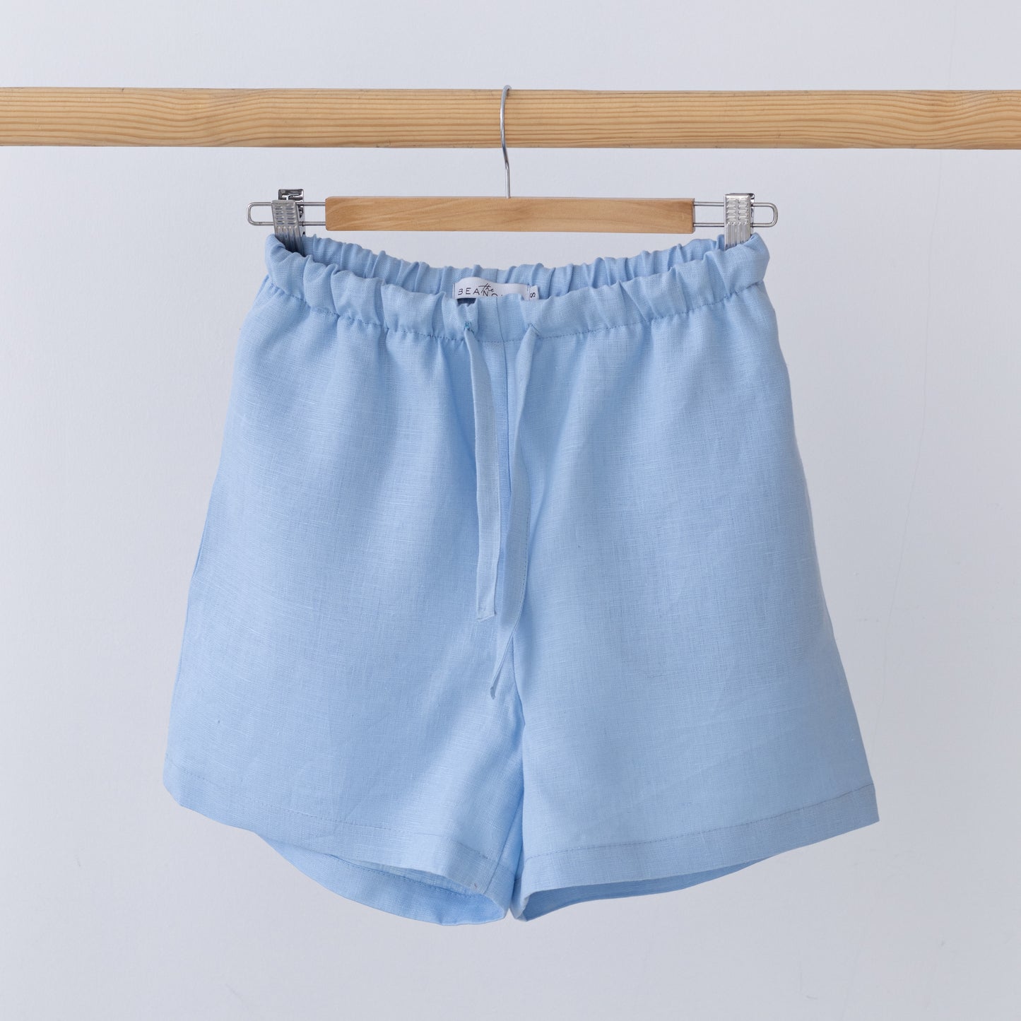 Plain-coloured linen shorts with an elastic waistband