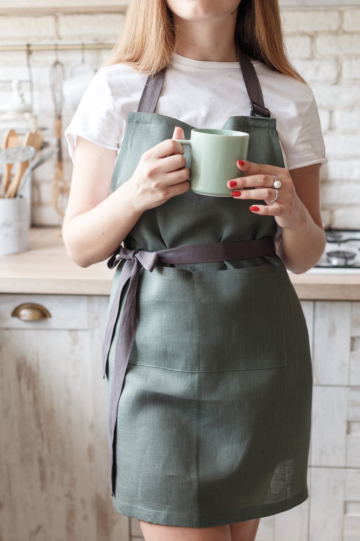Olive green linen apron with two pockets for the kitchen is an indispensable helper in household chores. Protect clothes from pollution using linen pinafore with pockets at front. Suitable for women and men. More colors available.