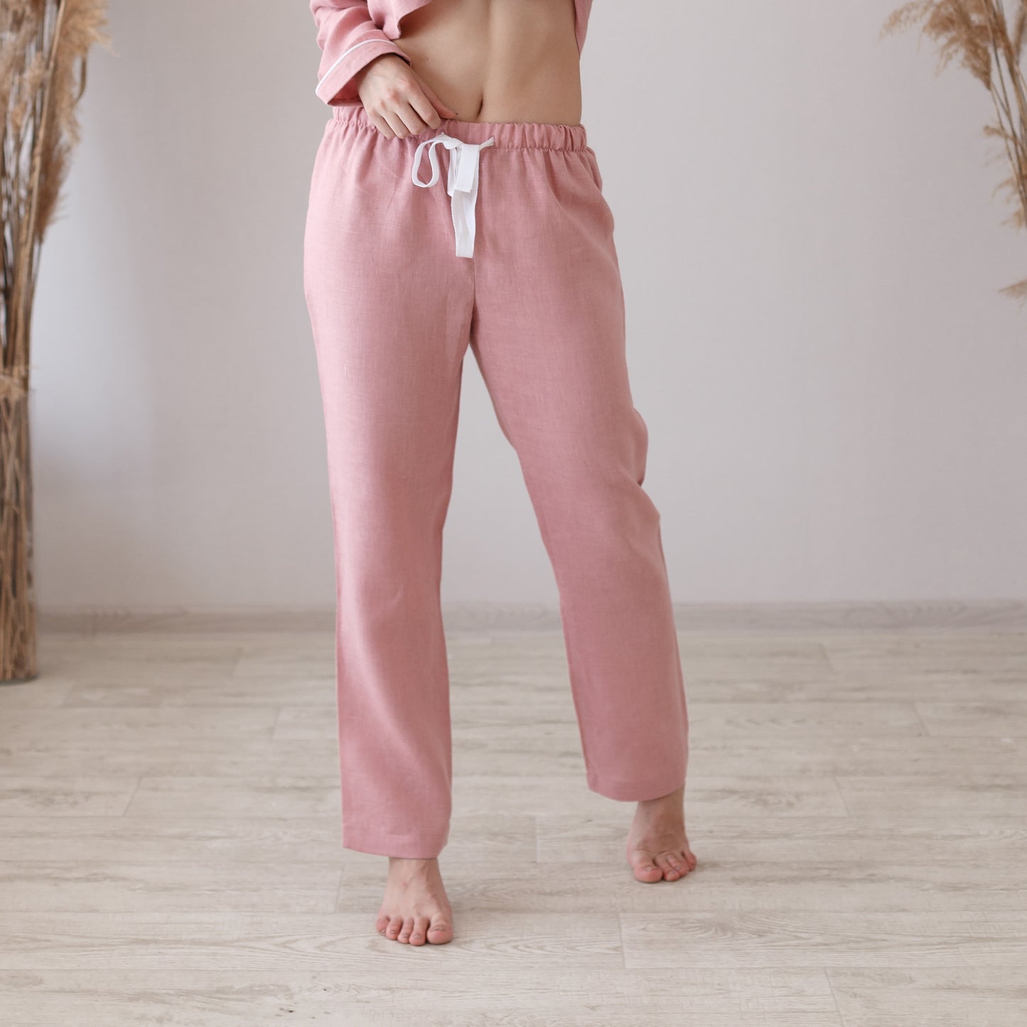 Pink linen pants detail