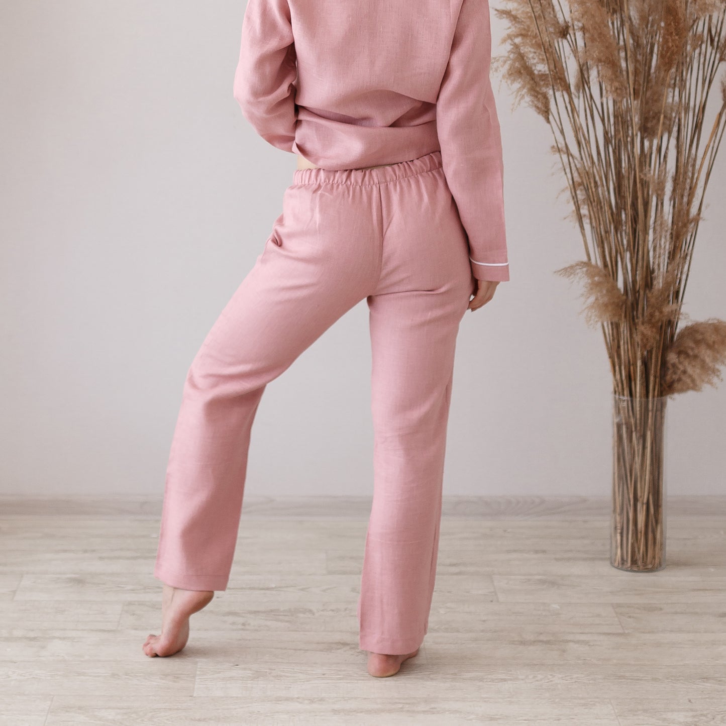 Pink linen pants detail - Back View