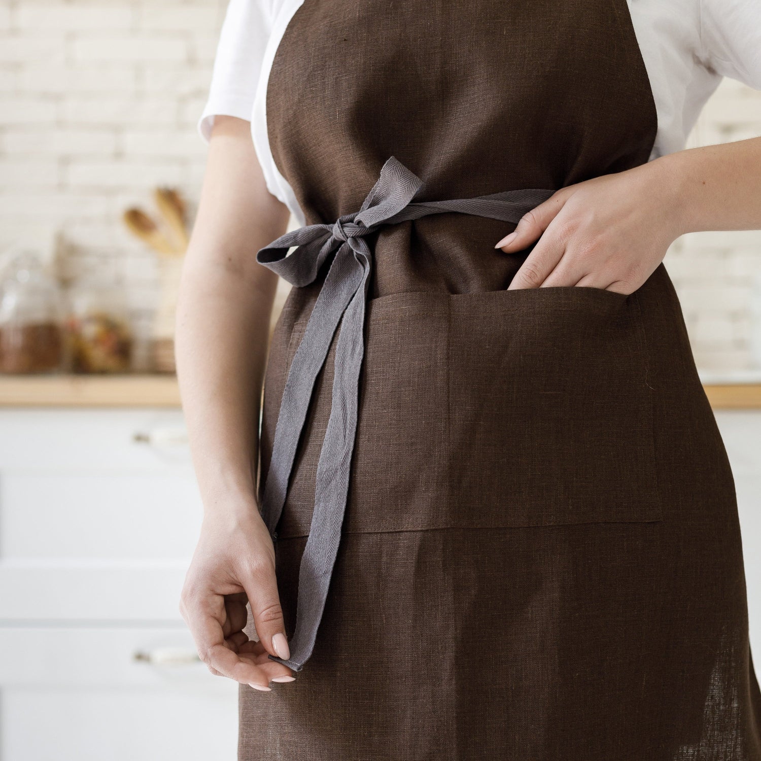 Linen apron with pockets
