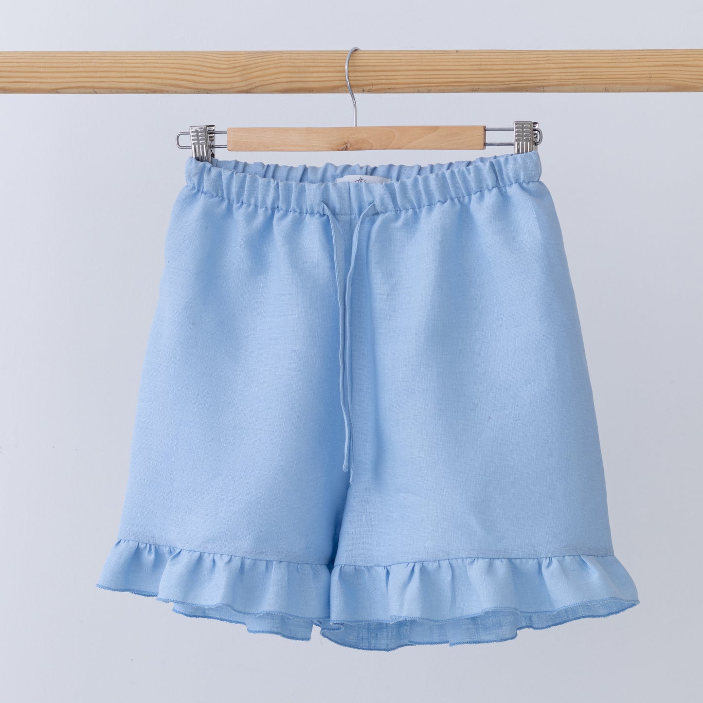 Linen shorts with ruffle insert in blue skies