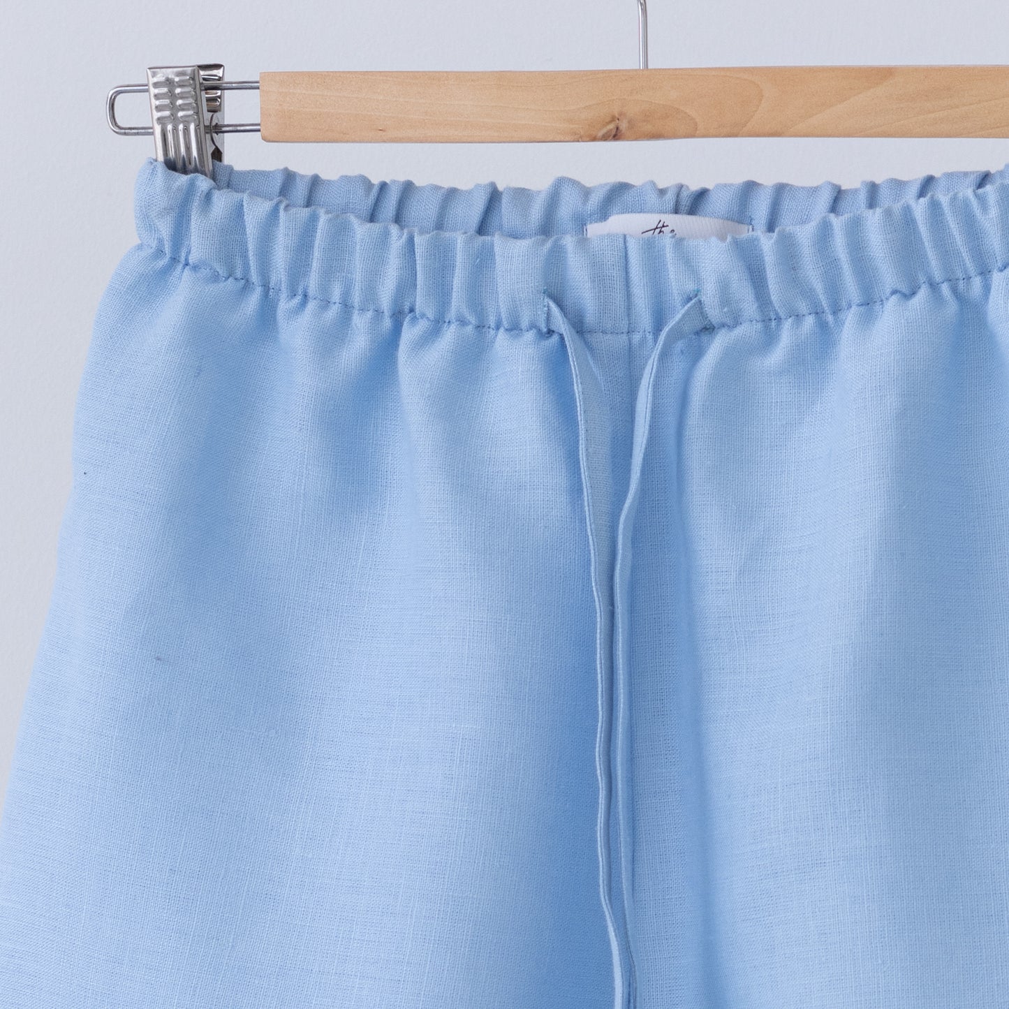 Linen shorts with ruffle insert in blue skies