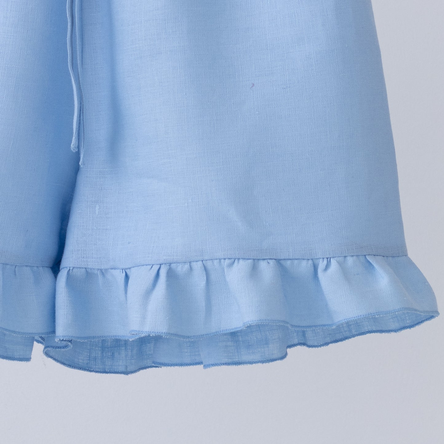 Linen shorts with ruffle insert in blue skies