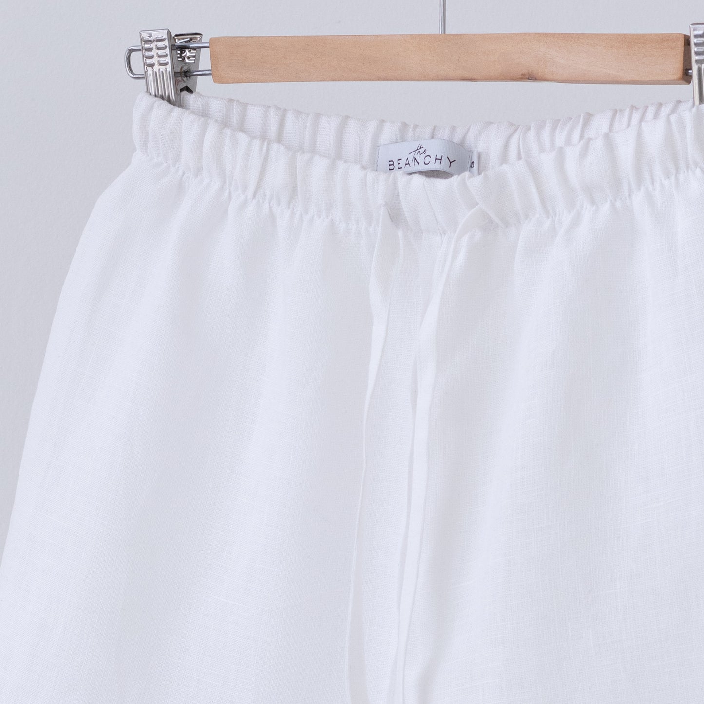 Women linen shorts with ruffle