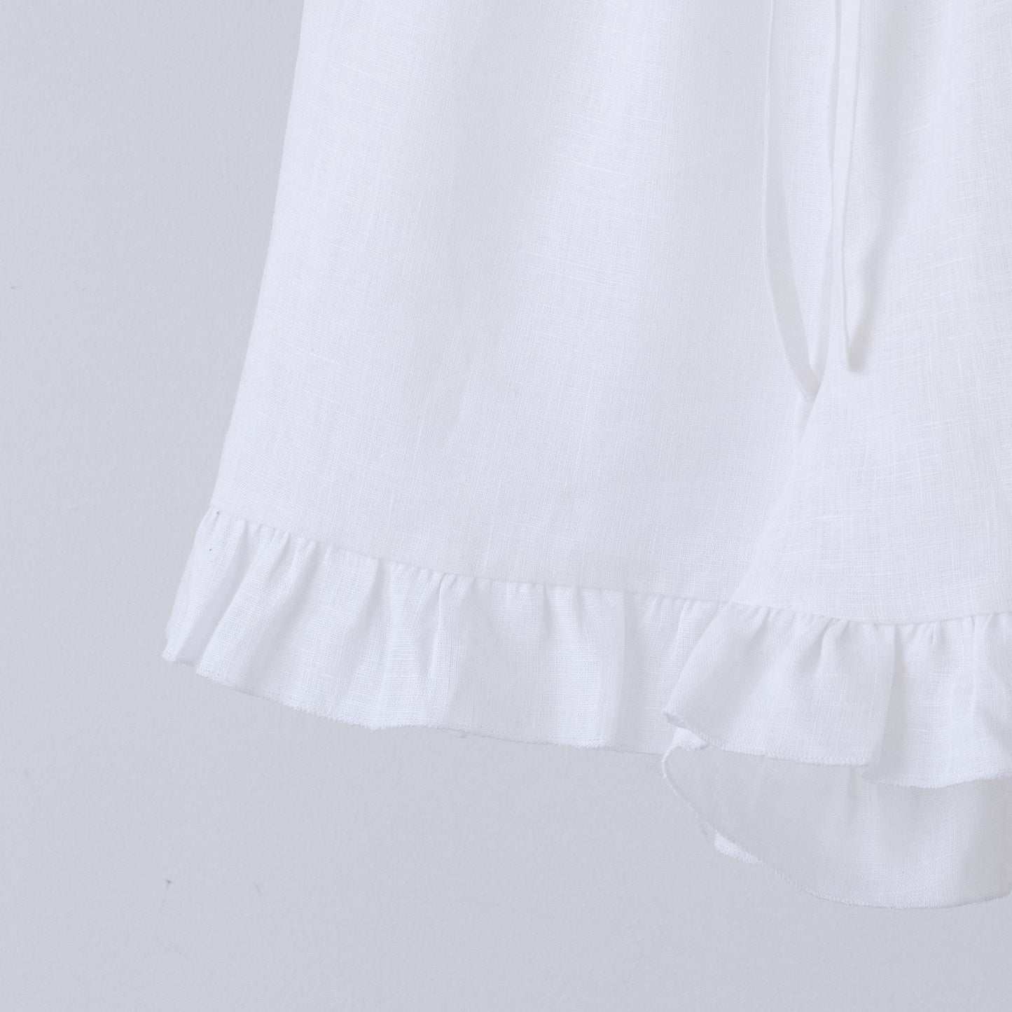 Women linen shorts with ruffle