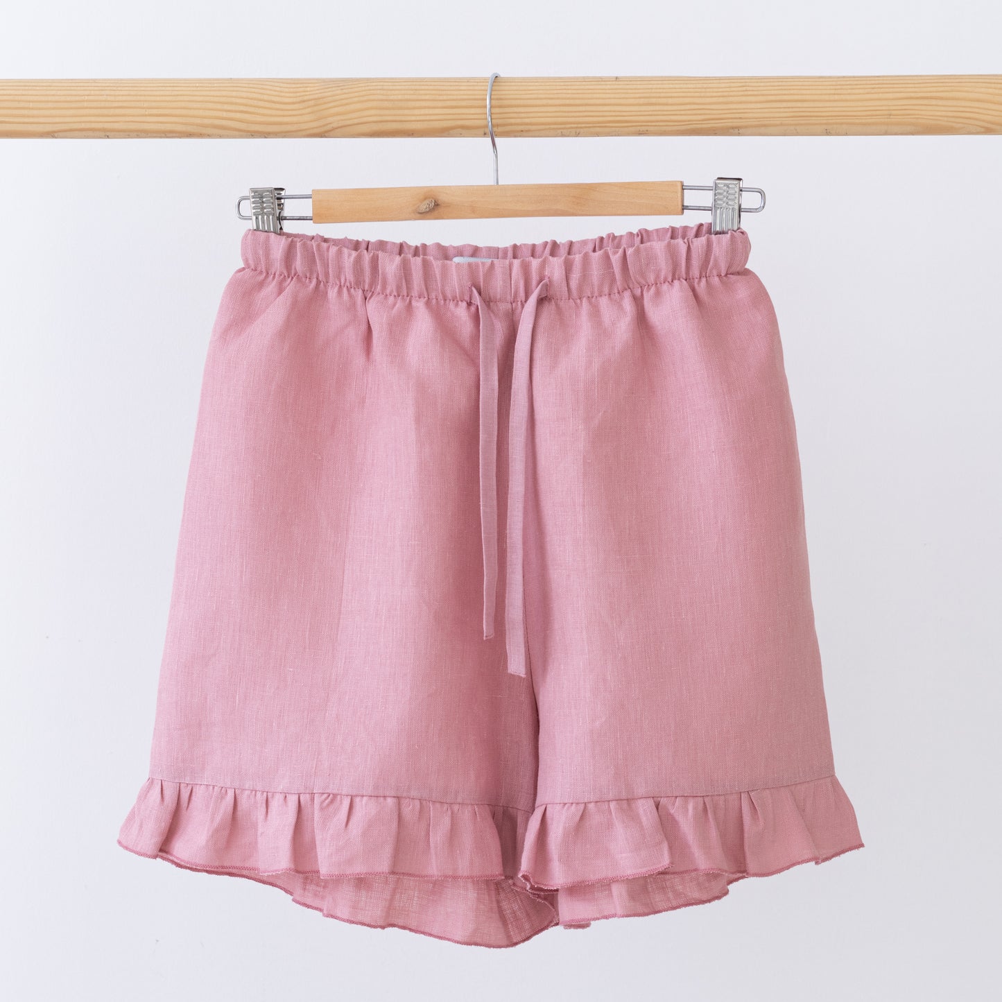 Pink linen shorts with ruffle