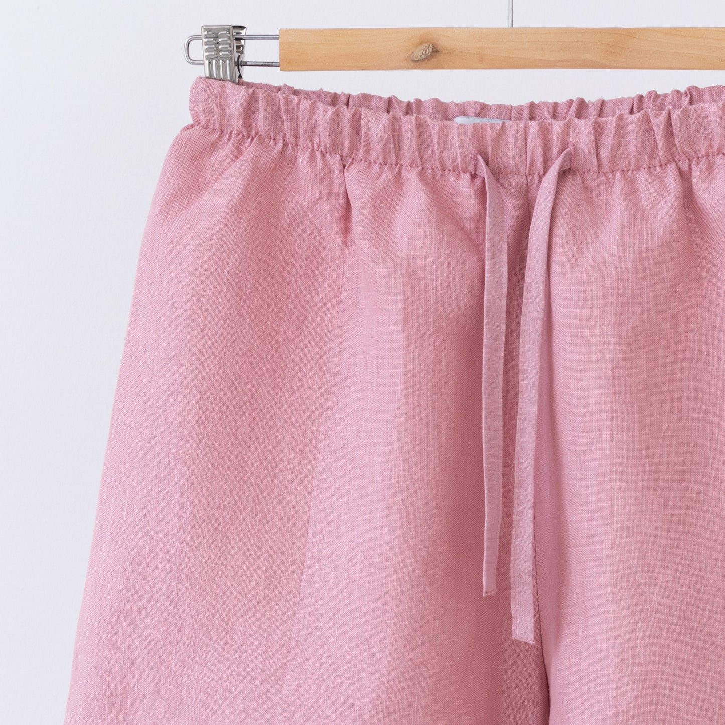 Pink linen shorts with ruffle