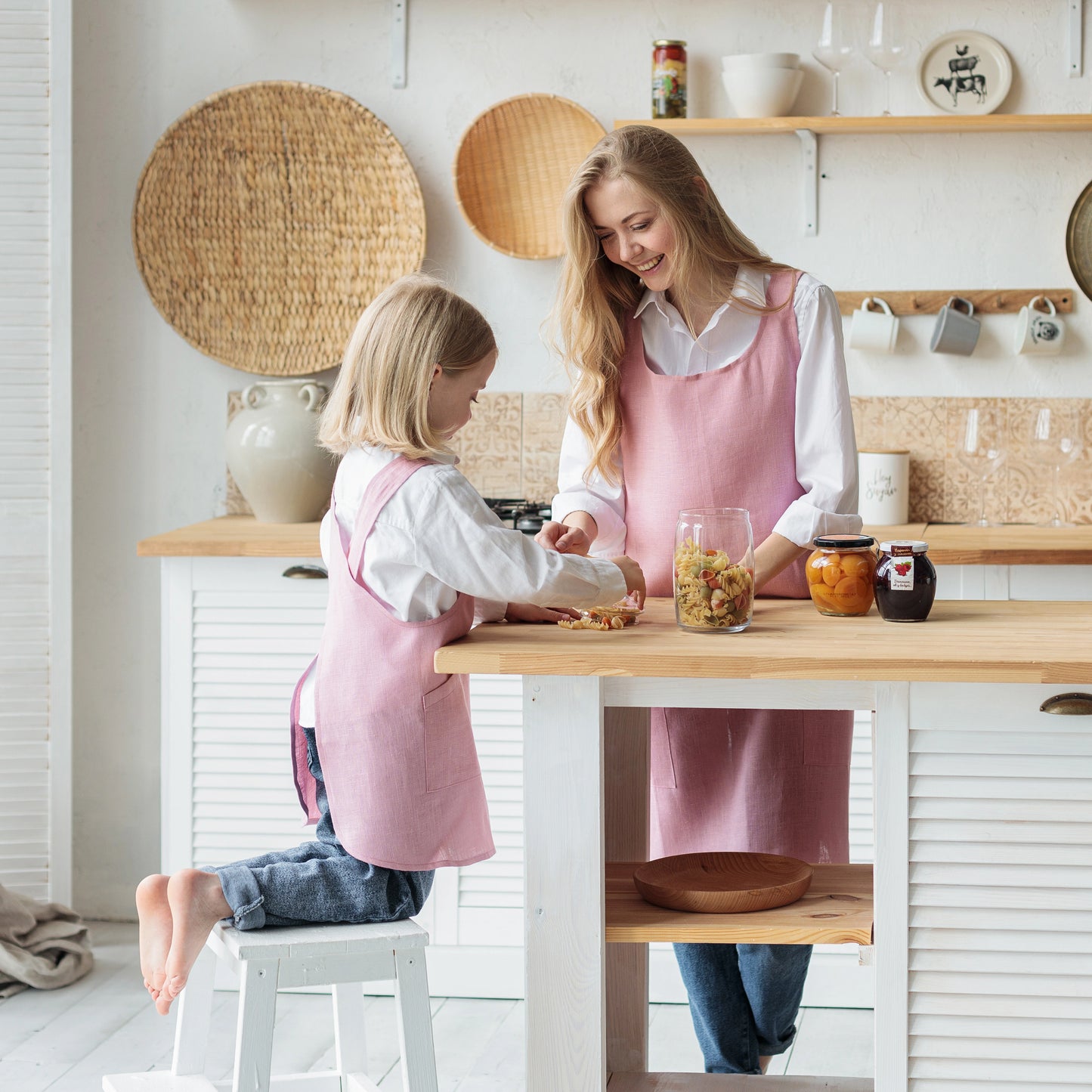 Kids kitchen cross back linen apron in pink color