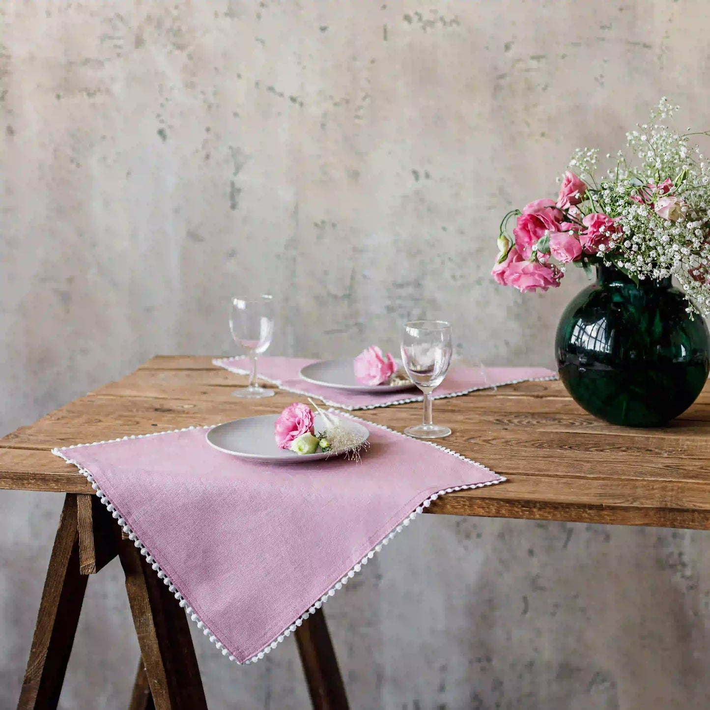 Pom pom trim linen napkin in pink color