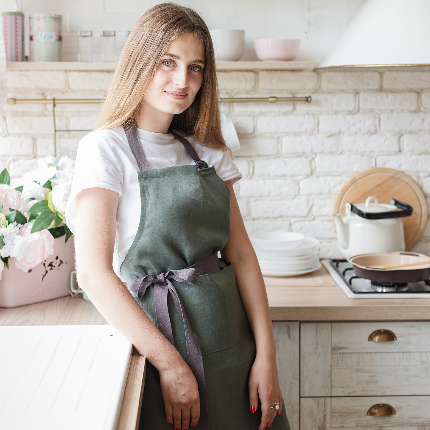 Olive green linen apron with two pockets for the kitchen is an indispensable helper in household chores. Protect clothes from pollution using linen pinafore with pockets at front. Suitable for women and men. More colors available.