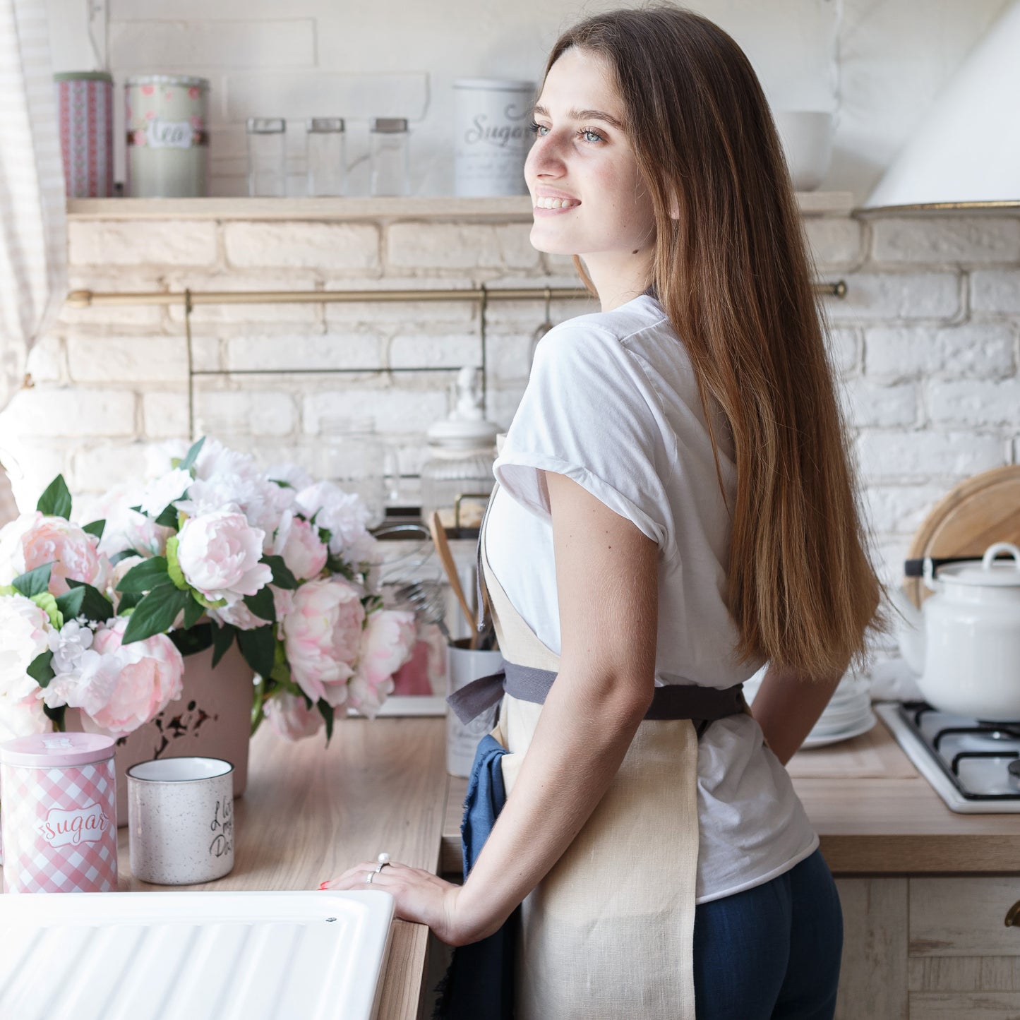 Linen Apron for the kitchen is an indispensable helper in household chores. Protect clothes from pollution using linen pinafore with pockets at front. Suitable for women and men. More colors available.