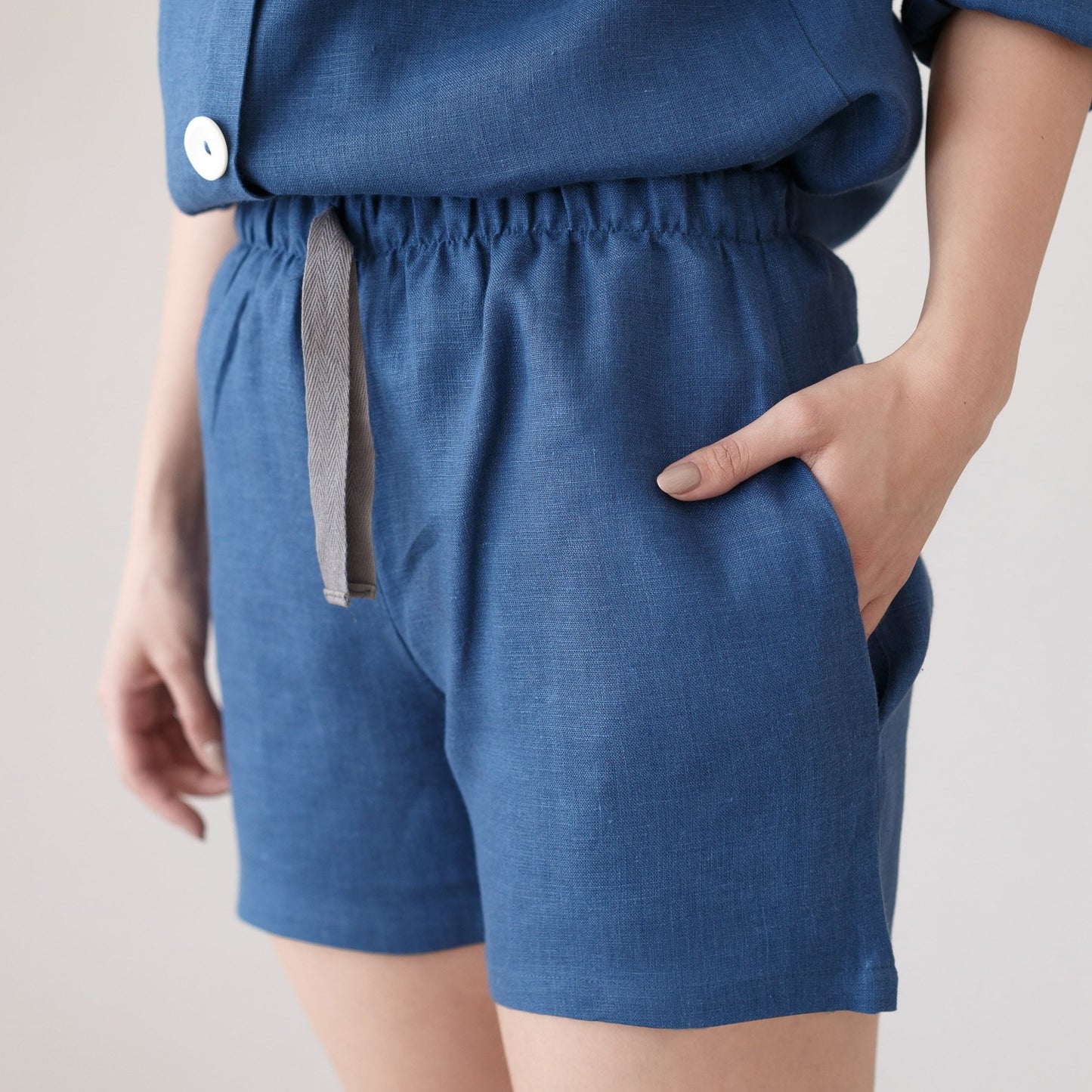 Blue linen shorts with pockets